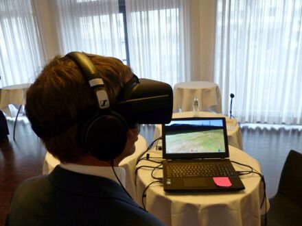 Interaktive und audiovisuelle Simulation zum Thema Schall und Schallreduzierung mit einer Virtual Reality-Brille. (Foto: DB AG/Armin Skierlo)