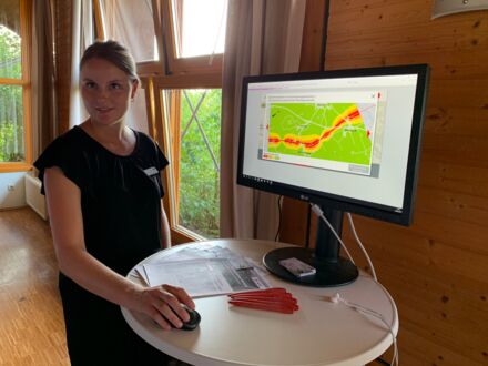 Welcher Lärmschutz geht mit der Umsetzung des Projekts einher? Das Projektteam stellte den Besucher:innenn an Infoständen die Ergebnisse aus der schalltechnischen Voruntersuchung vor. (Foto: Deutsche Bahn AG/Armin Skierlo)