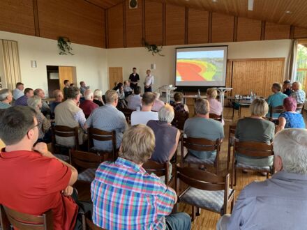 Mehr als 40 Besucher:innen erhielten bei der Gemeinderatsitzung in Westerwalsede Informationen vom DB-Projektteam und konnten an den Infoständen persönliche Anliegen platzieren. (Foto: Deutsche Bahn AG/ Armin Skierlo)