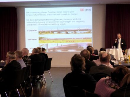 3. Informationsveranstaltung in Hannover am 10. Januar 2018 – Projektleiter Matthias Hudaff informiert über den aktuellen Stand. (Foto: DB AG/Dorit Baumeister)