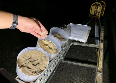 Drei Eimer mit verschiedenen Bodenproben