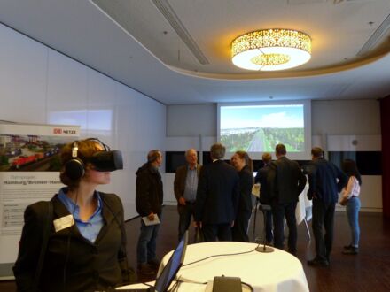 Interaktive und audiovisuelle Simulation zum Thema Schall und Schallreduzierung mit einer Virtual Reality-Brille. (Foto: DB AG/Armin Skierlo)