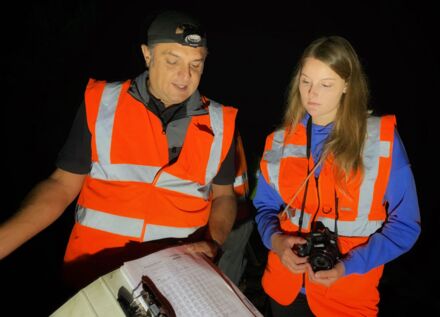 Bauleiter Adnan al Saadi im Gespräch mit Julia Chorus von der DB Netz AG (Foto: Deutsche Bahn AG/Armin Skierlo)