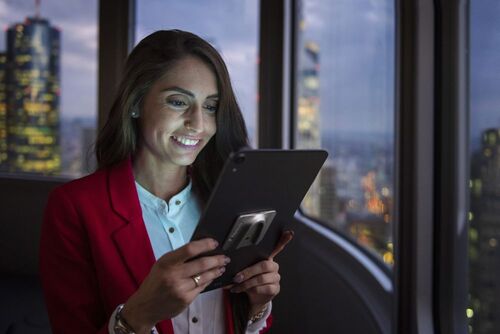 Person schaut auf Tablet