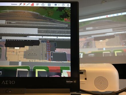 3D-Visualisierung auf einem Bildschirm. Im Hintergrund die Visualisierung auf einer Leinwand